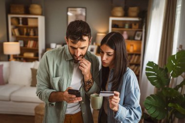 Evde kredi kartıyla cep telefonundan internetten alın.