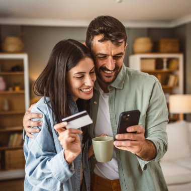 Evde kredi kartıyla cep telefonundan internetten alın.