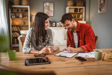Müşteri sigortası imzalarken finansal danışman gülümsemesi