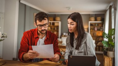 Çiftler iş için evrak hazırlar. Evde kahve ve kahvaltı yaparlar.