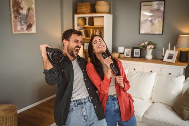 Kadın mikrofonu tut ve şarkı söyle, erkek hoparlörü tut karaoke partisi