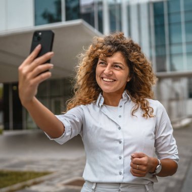 Yetişkin bir kadının cep telefonuyla bir görüntülü konuşması ya da kendi portresini çekmesi gerekiyor.