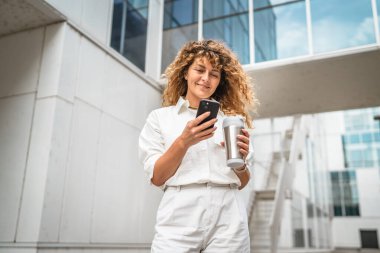 Yetişkin kadın portresi kalk ve cep telefonu kullan