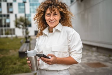 Yetişkin kadın portresi kalk ve cep telefonu kullan