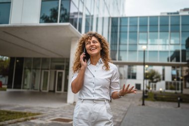 Mutlu heyecanlı kadın ayağa kalk ve cep telefonundan ara.