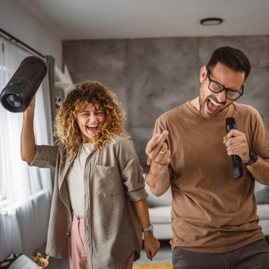 Sevgilisi mikrofonda şarkı söylerken kız arkadaşı karaoke yapıyor.