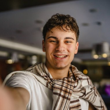 İçerideki genç, mutlu beyaz adamın portresi.