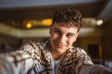 İçerideki genç, mutlu beyaz adamın portresi.