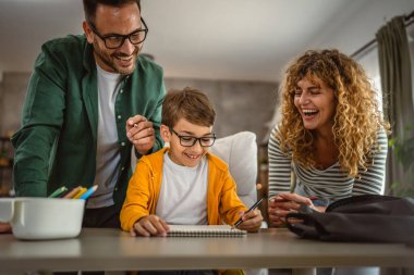 Üç kişilik mutlu bir aile, kağıt üzerinde bir araya gelirler.