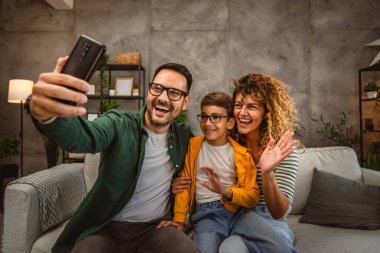 Babam onun, karısının ve oğlunun cep telefonuyla kendi portresini yaptı.