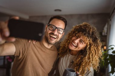 Karı koca cep telefonuyla kendi portresini yapıyorlar.