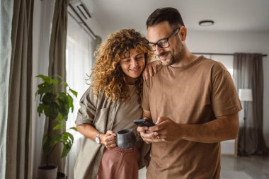 Yetişkin çift portresi. Karı koca cep telefonu kullanıyor.