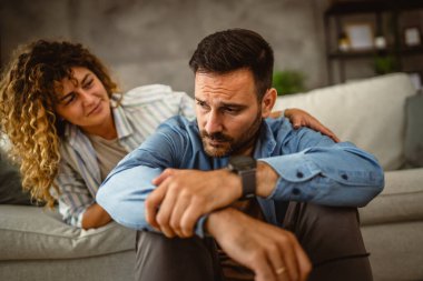 Neşeli eş evde üzgün kocasına destek oluyor ve teselli veriyor.