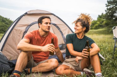 Mutlu çift kampı ve bira içip birlikte eğleneceğiz.