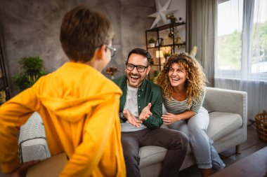 Oğul, babasına sürpriz doğum günü hediyesinin arkasına saklan.
