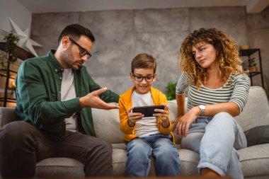 Oğulları çok fazla cep telefonu kullandığı için aileler kızıyor.