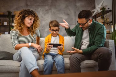 Oğulları çok fazla cep telefonu kullandığı için aileler kızıyor.