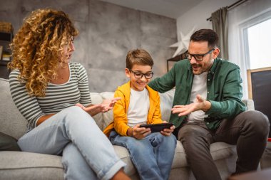 Oğulları çok fazla cep telefonu kullandığı için aileler kızıyor.