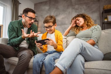 Oğulları çok fazla cep telefonu kullandığı için aileler kızıyor.