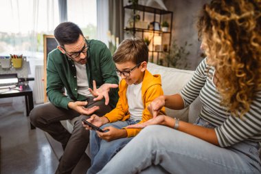 Oğulları çok fazla cep telefonu kullandığı için aileler kızıyor.