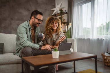 Erkek arkadaş ve kız arkadaş evde kredi kartı kullanarak internet üzerinden satın alıyorlar.