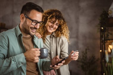 Kadının kredi kartı ve kupası internette, kocanın cep telefonuyla alınıyor.