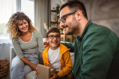 Dikkatli ol baba. Evde oğluna doğum günü hediyesi ver.