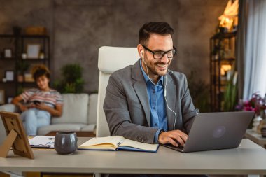 Adam evden müzik dinlerken, kız arkadaşı arka planda kalıyor.