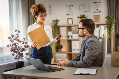 Bayan meslektaşım ofisteki erkek arkadaşına mektup getirdi.