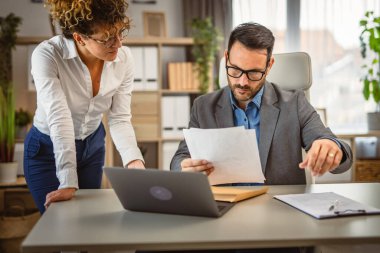 İki meslektaş mektup zarfından okudu ve belgeler hakkında konuştu.
