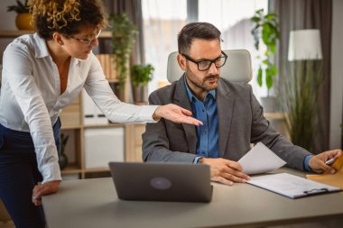 İki meslektaş mektup zarfından okudu ve belgeler hakkında konuştu.