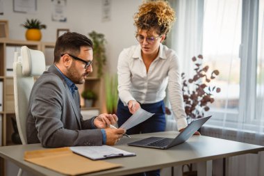 İki meslektaş mektup zarfından okudu ve belgeler hakkında konuştu.