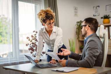 İki meslektaş mektup zarfından okudu ve belgeler hakkında konuştu.