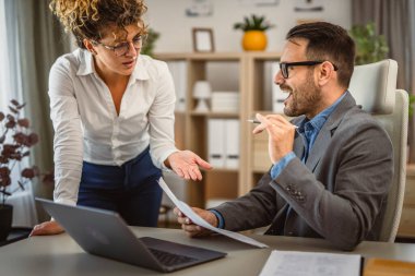 İki meslektaş mektup zarfından okudu ve belgeler hakkında konuştu.