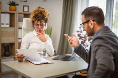 Erkek meslektaşım kadın iş yerinde danışmanlık yapıyor.