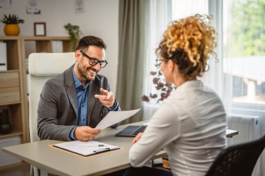 Ofisteki özgeçmişiyle iş görüşmesi yapan bir kadın.