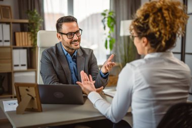 Erkek meslektaşı ofisinde danışmanlık yapan kadın meslektaşım.