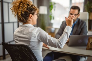 Erkek meslektaşı ofisinde danışmanlık yapan kadın meslektaşım.