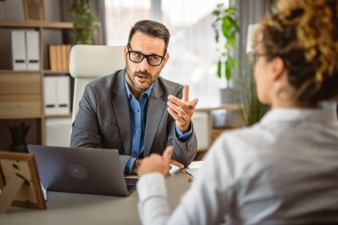 Erkek meslektaşı ofisinde danışmanlık yapan kadın meslektaşım.