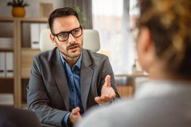 Erkek meslektaşı ofisinde danışmanlık yapan kadın meslektaşım.