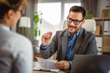 Erkek meslektaşı ofisinde danışmanlık yapan kadın meslektaşım.