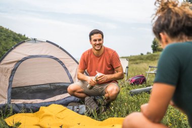 Erkek arkadaşı ilgilensin ve termosu susamış kız arkadaşının kamp macerasına versin.