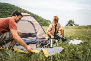 Kamp bittikten sonra sırt çantaları ve birkaç eşya.