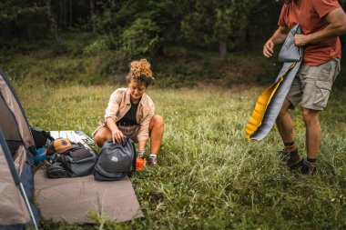 Kamp bittikten sonra sırt çantaları ve birkaç eşya.
