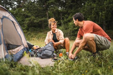 Kamp bittikten sonra sırt çantaları ve birkaç eşya.