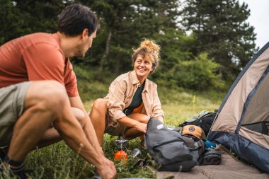 Kamp bittikten sonra sırt çantaları ve birkaç eşya.