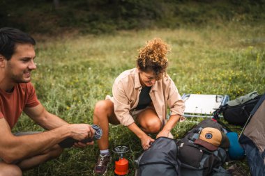 Kamp bittikten sonra sırt çantaları ve birkaç eşya.