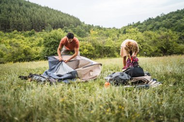 Çift kampı bitirdikten sonra çadır kurar.