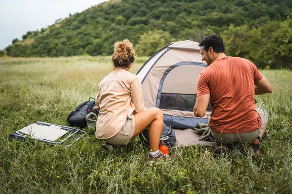 Kamp bittikten sonra sırt çantaları ve birkaç eşya.