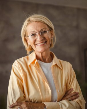 Güzel, olgun, yaşlı bir kadının portresi. Ayağa kalk ve gülümse.